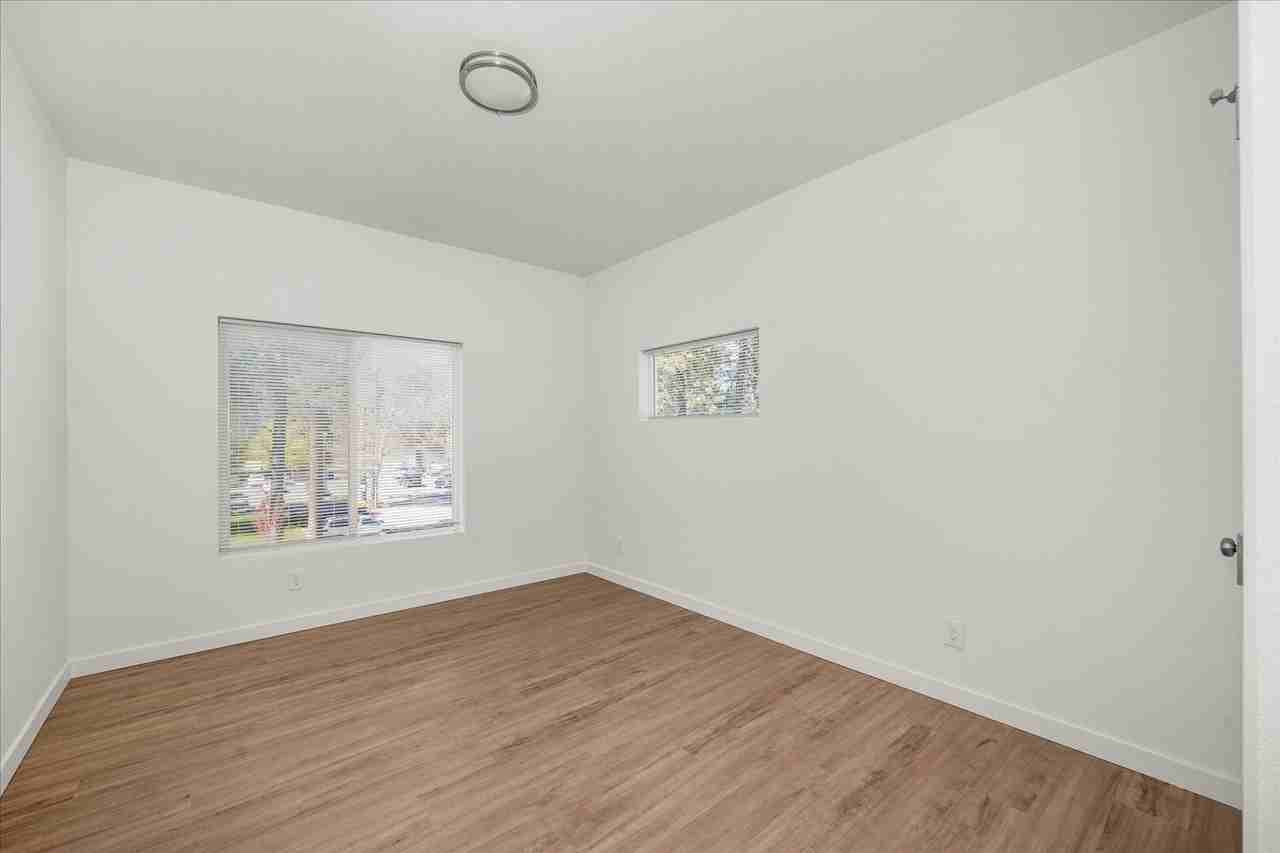 505 E Hawthorne Rd #302 - Photo 5 of 28