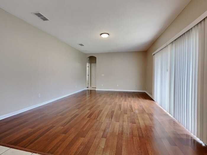 10136 Lancashire Dr - Photo 4 of 25