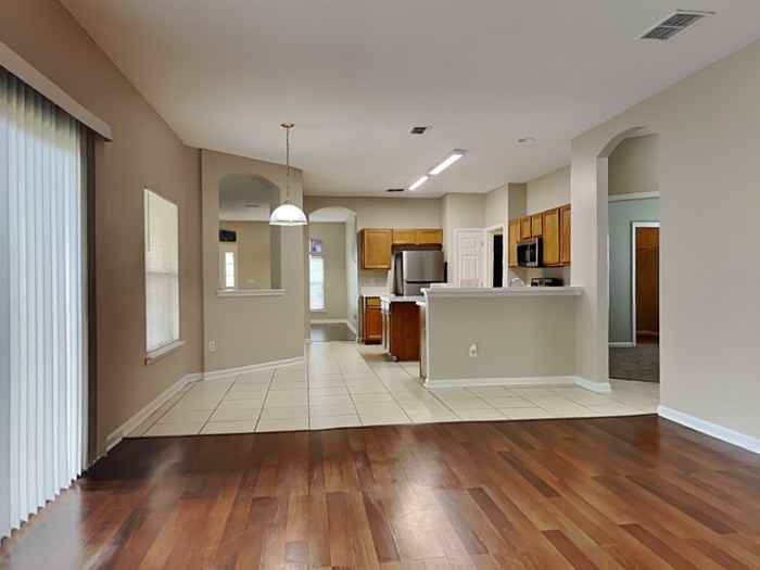 10136 Lancashire Dr - Photo 5 of 25