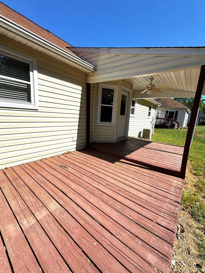 114 Meadow Wood Dr - Photo 2 of 15
