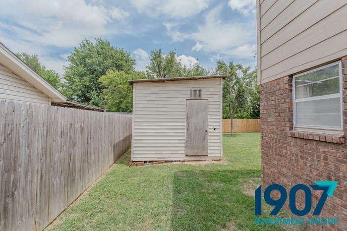 9212 S Mckinley Ave - Photo 4 of 31