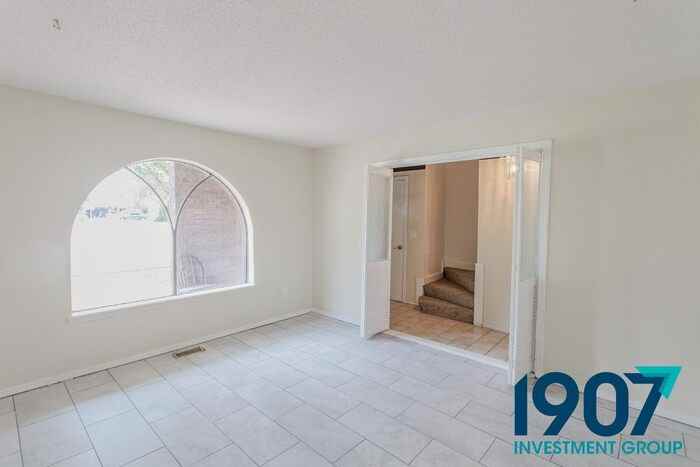9212 S Mckinley Ave - Photo 5 of 31