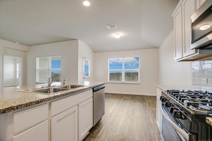 1011 Pembroke Ct - Photo 2 of 12