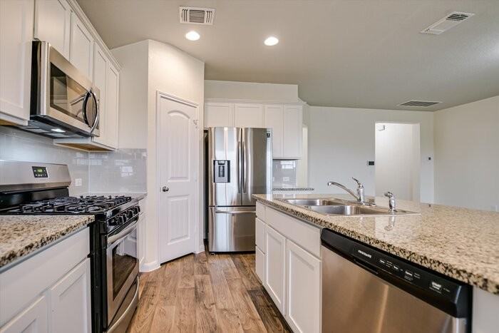 1011 Pembroke Ct - Photo 3 of 12