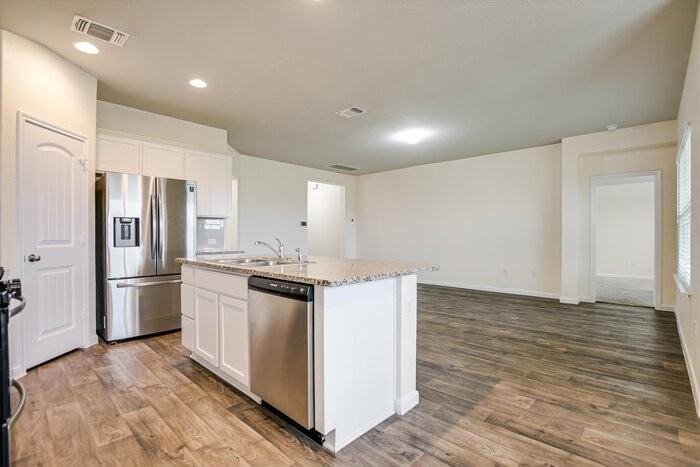 1011 Pembroke Ct - Photo 4 of 12