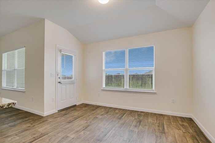 1011 Pembroke Ct - Photo 5 of 12