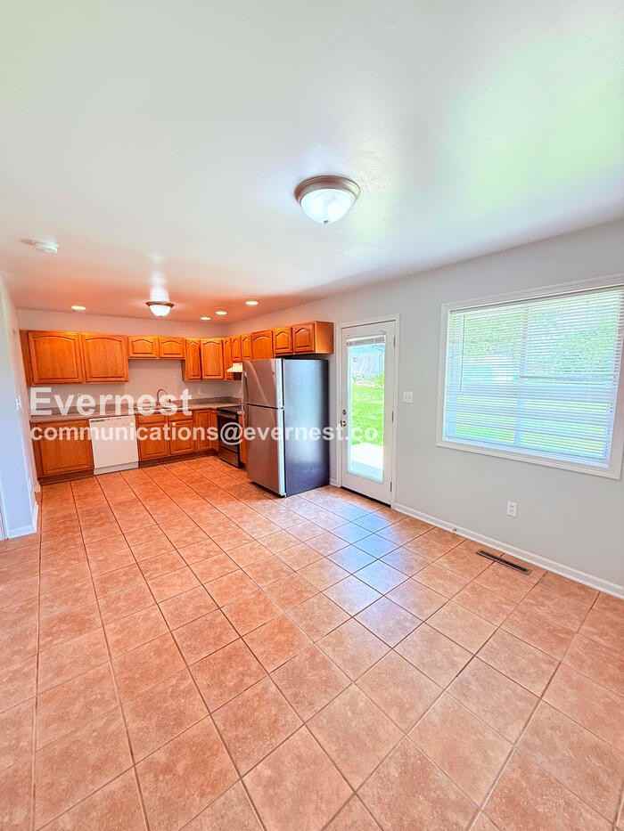 2866 Hillgate Rd - Photo 4 of 20