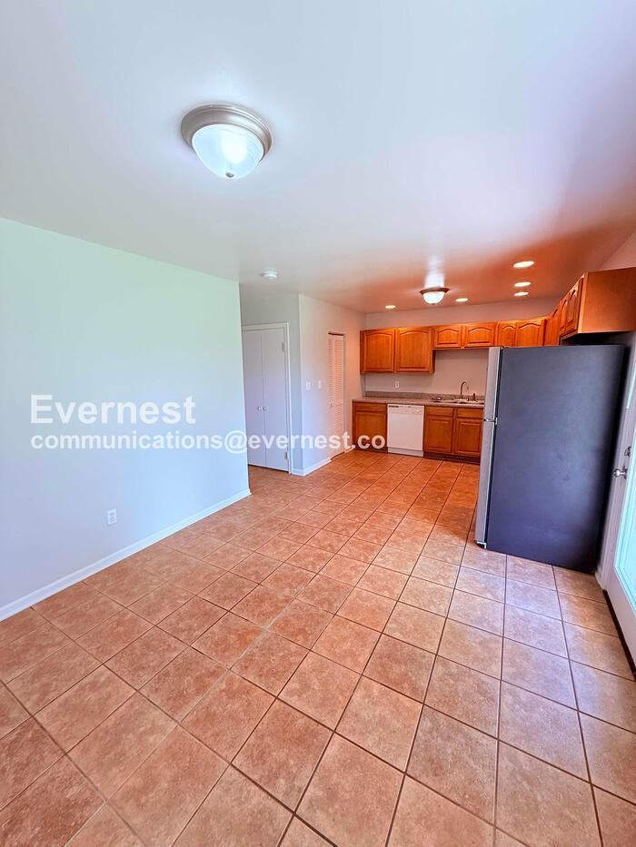 2866 Hillgate Rd - Photo 5 of 20