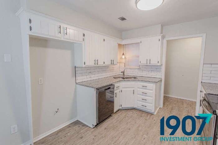 501 Post Oak Ln - Photo 5 of 26