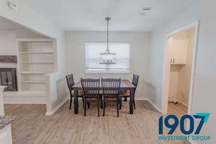 501 Post Oak Ln - Photo 7 of 26