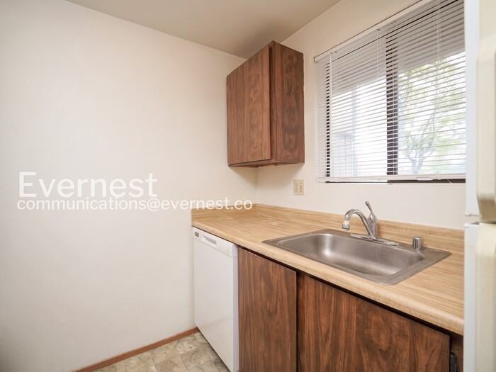 3312 I St Ne #D102 - Photo 5 of 22