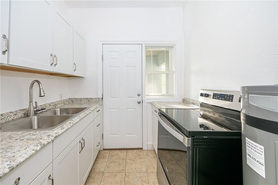 479 30th St - Photo 4 of 20