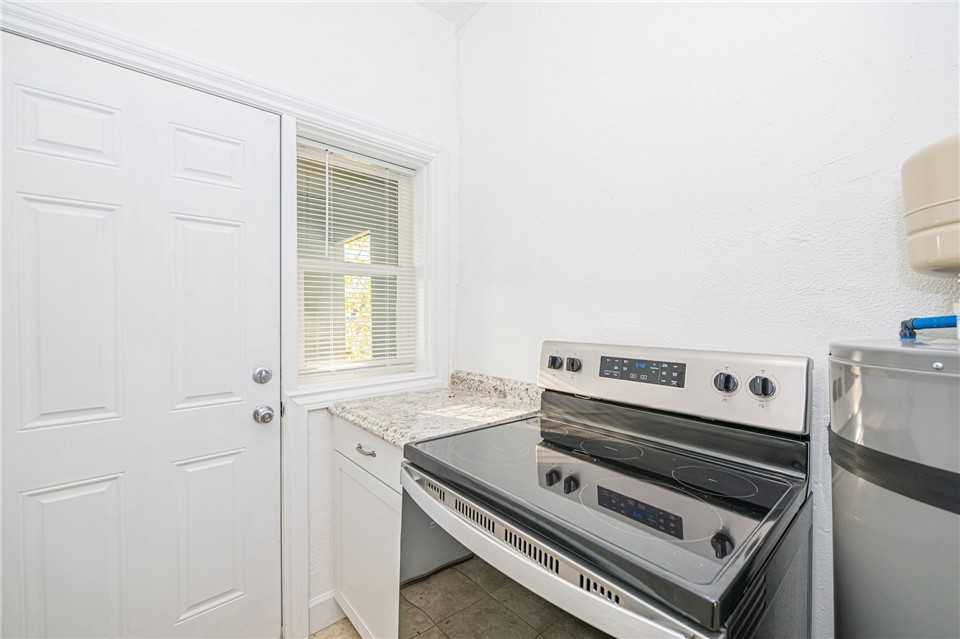 479 30th St - Photo 5 of 20