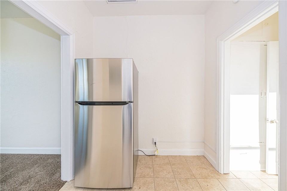 479 30th St - Photo 6 of 20