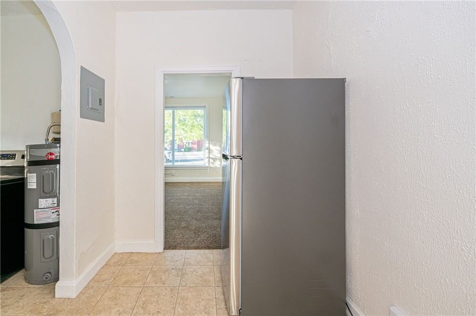 479 30th St - Photo 7 of 20