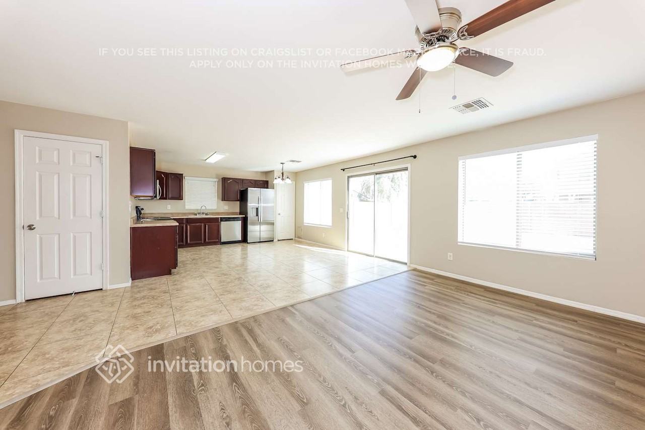 13029 W Lisbon Ln - Photo 5 of 18