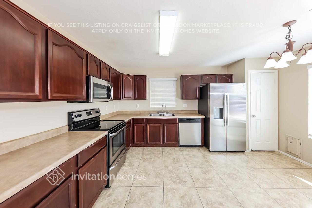 13029 W Lisbon Ln - Photo 7 of 18