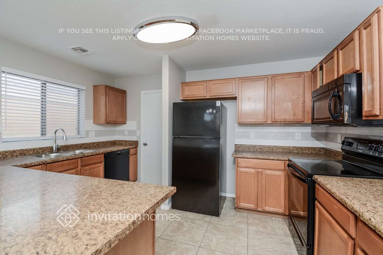 10904 W Minnezona Ave - Photo 3 of 16