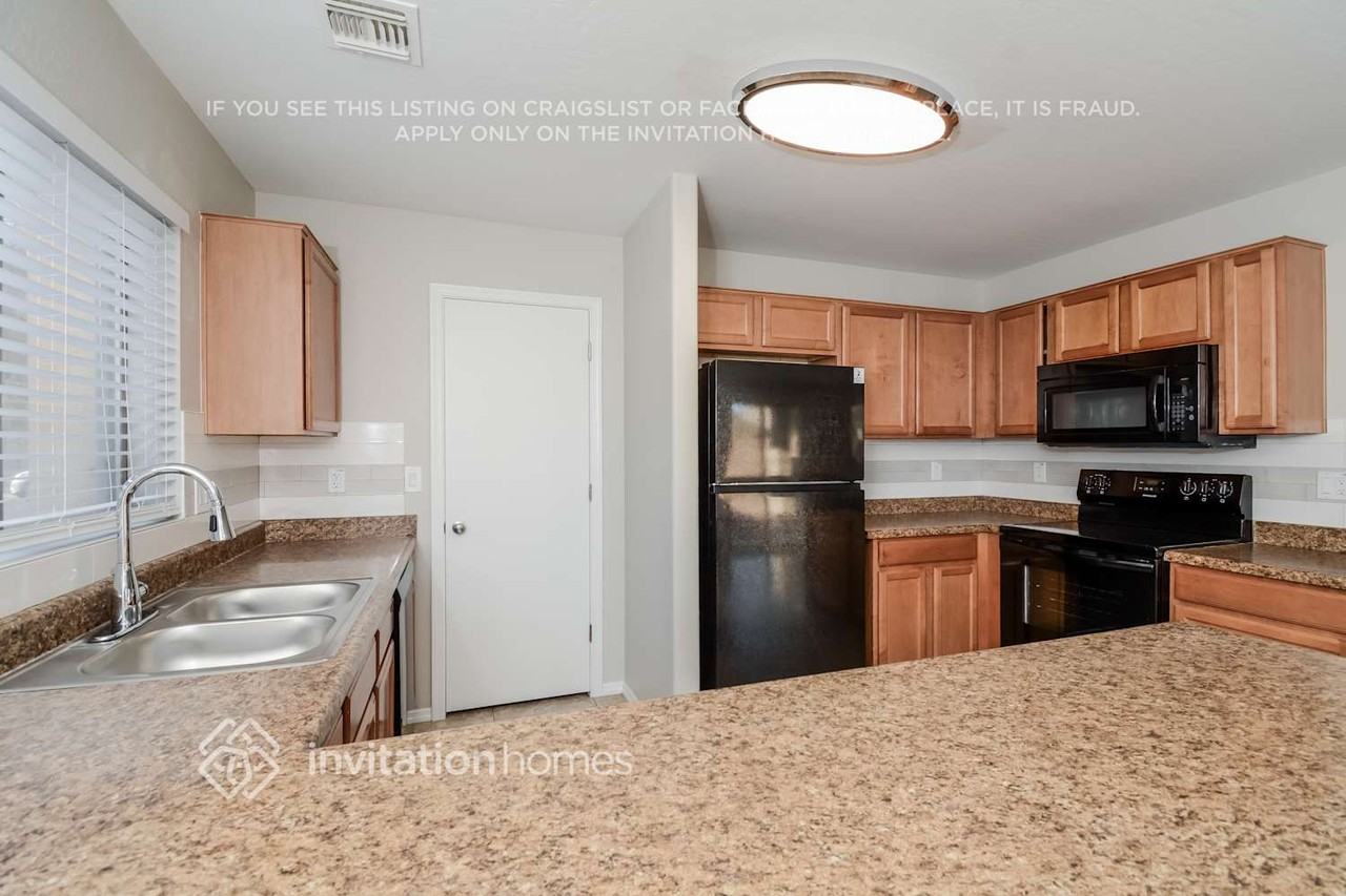 10904 W Minnezona Ave - Photo 4 of 16