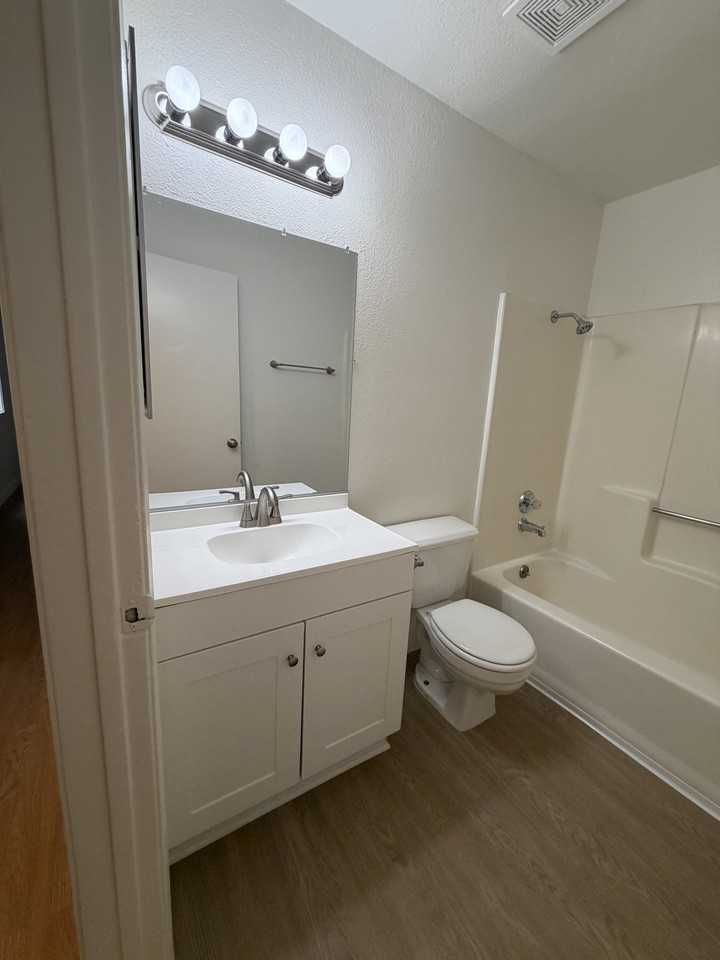 784 Minor St #784B - Photo 2 of 8