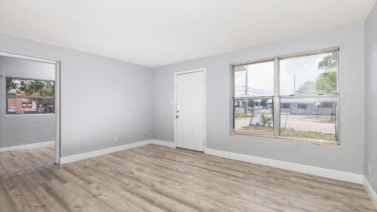 1135 Mason Ave - Photo 3 of 10