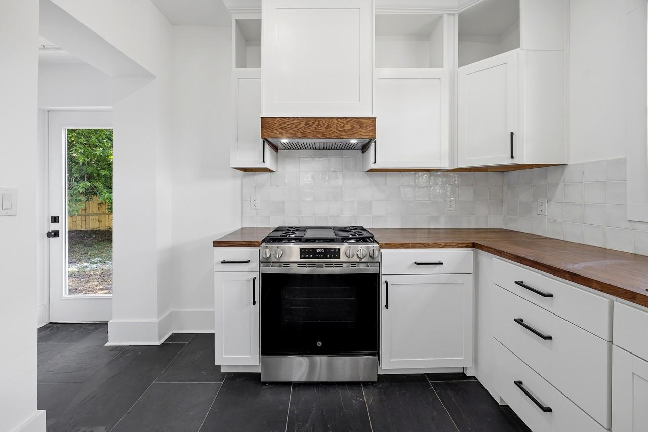 721 W 47th St #1 - Photo 3 of 17