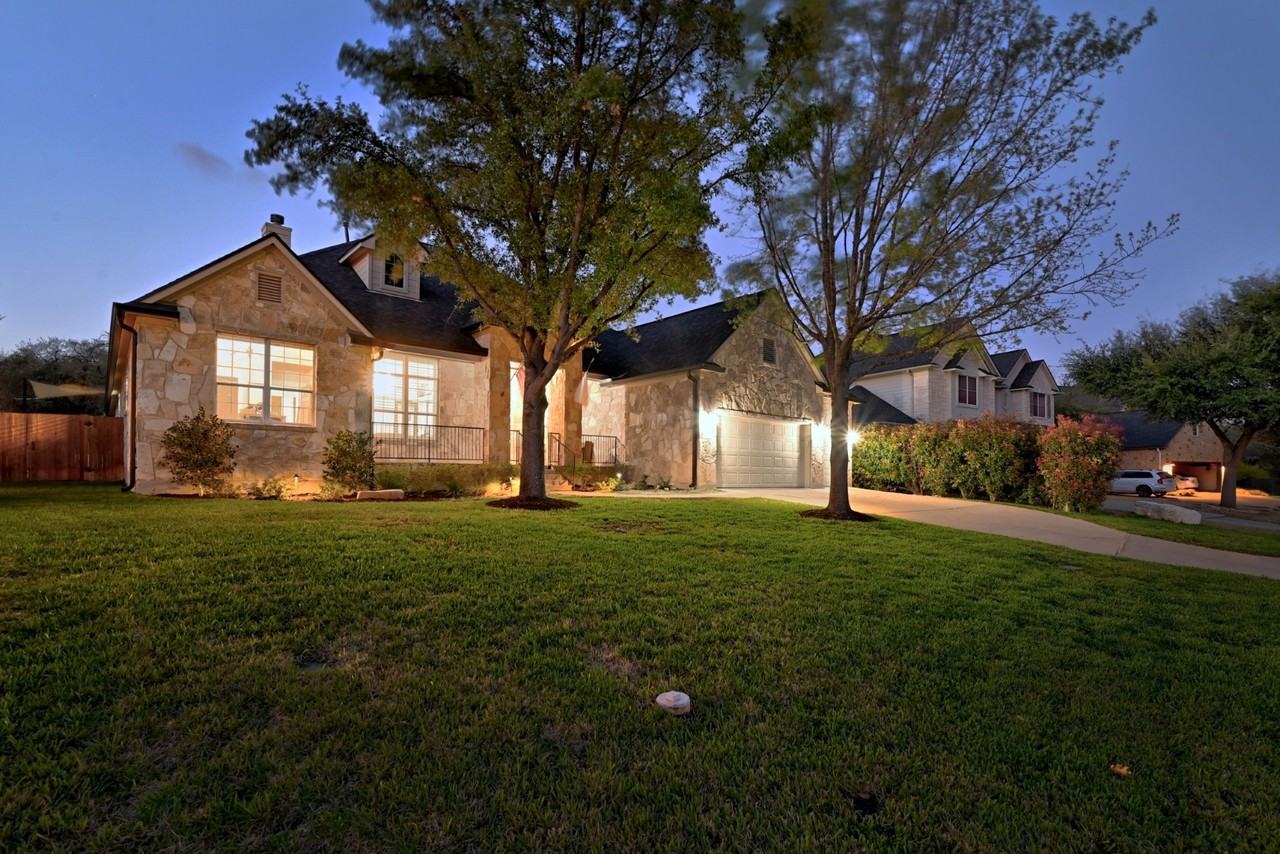 131 Eaton Ln - Photo 4 of 11