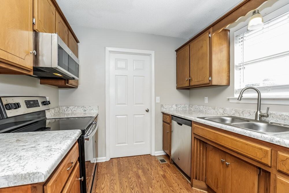 2826 Henderson Ln - Photo 6 of 16