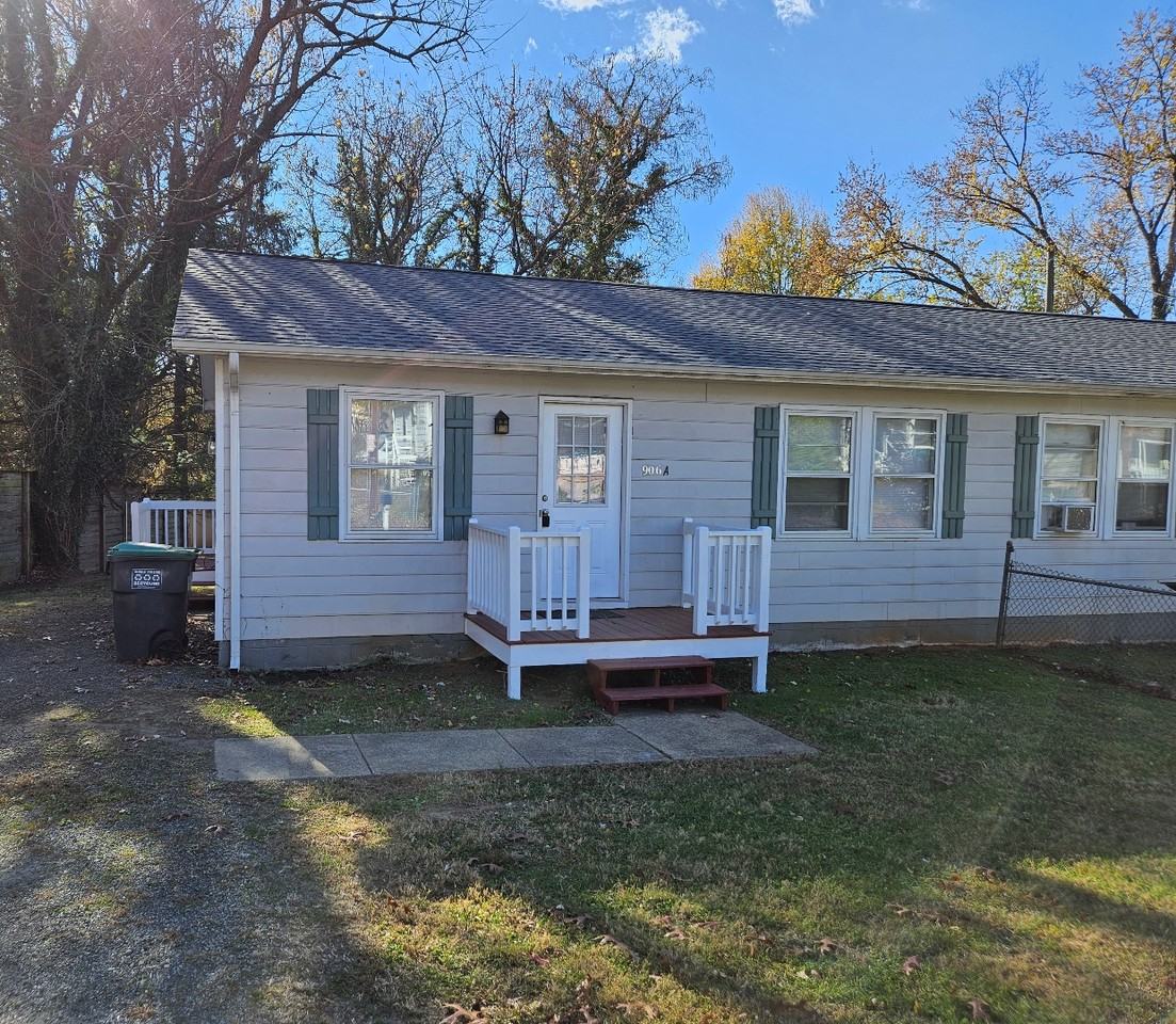 906 Paoli St #B - Photo 2 of 8