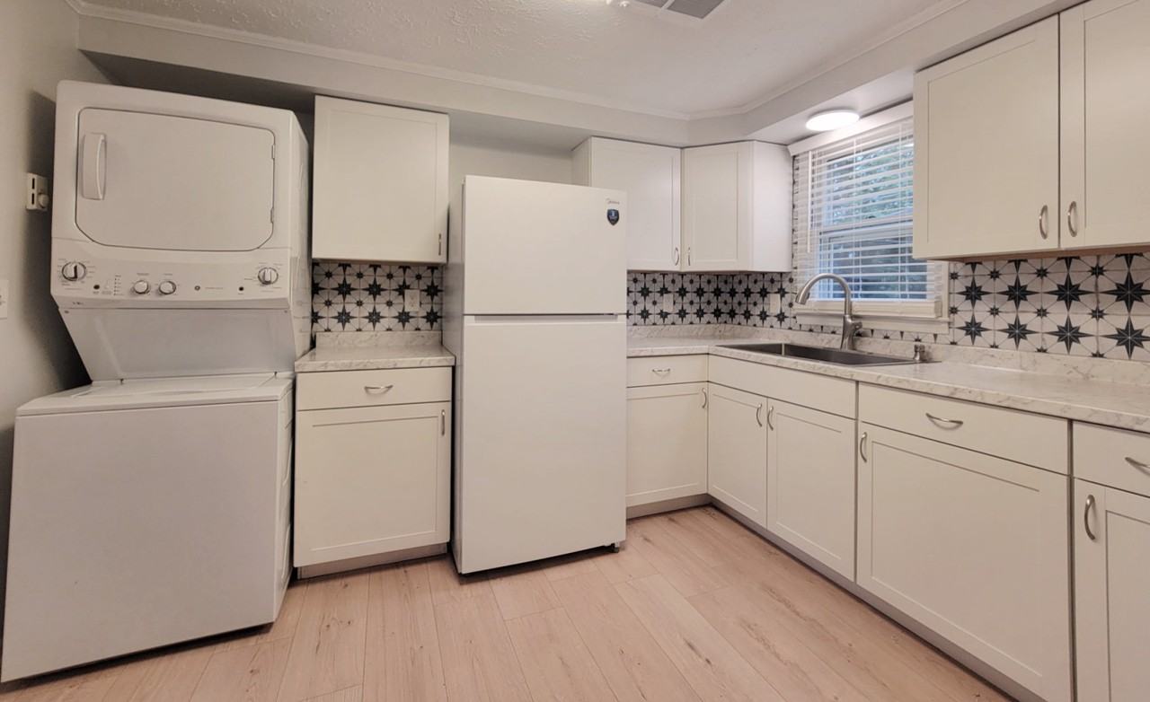 906 Paoli St #B - Photo 4 of 8