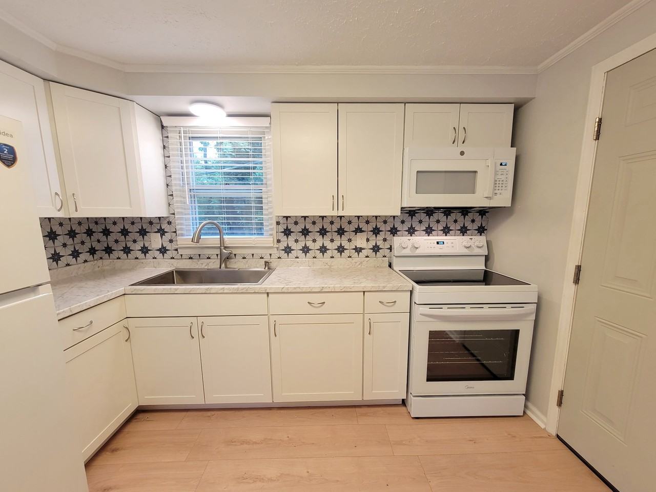 906 Paoli St #B - Photo 5 of 8