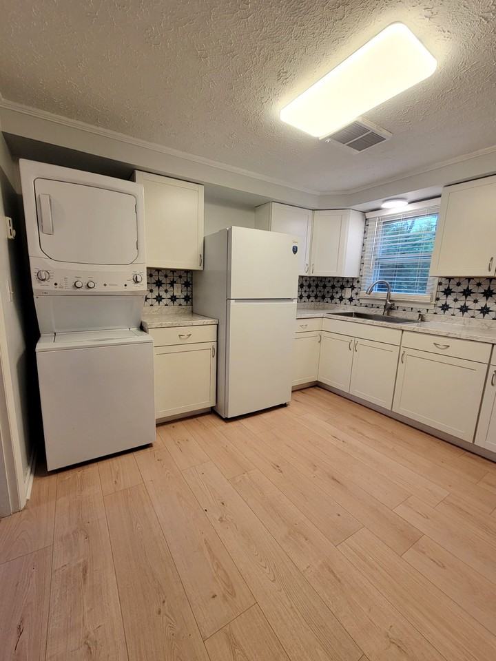 906 Paoli St #B - Photo 6 of 8