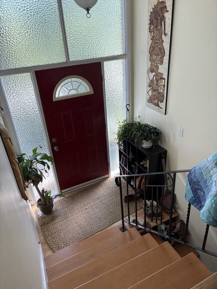 3232 Cook St Uppr - Photo 2 of 9