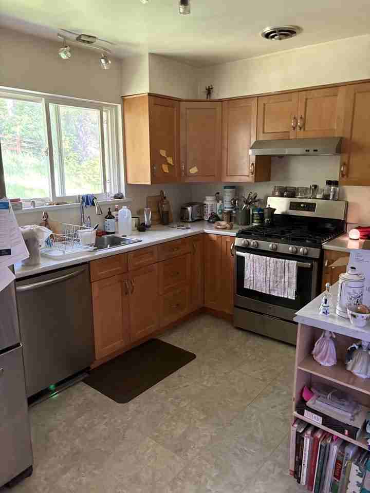 3232 Cook St Uppr - Photo 3 of 9