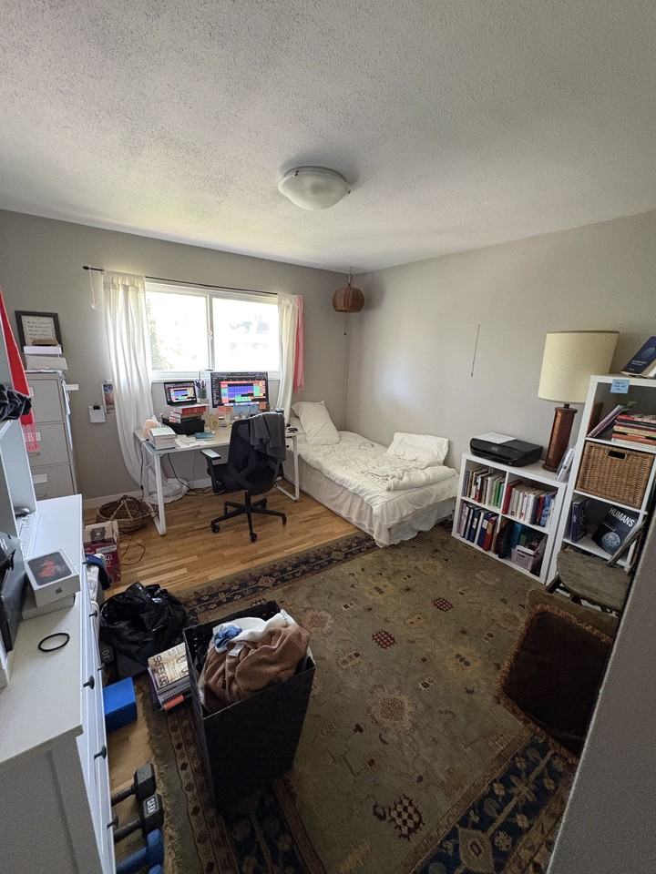 3232 Cook St Uppr - Photo 4 of 9