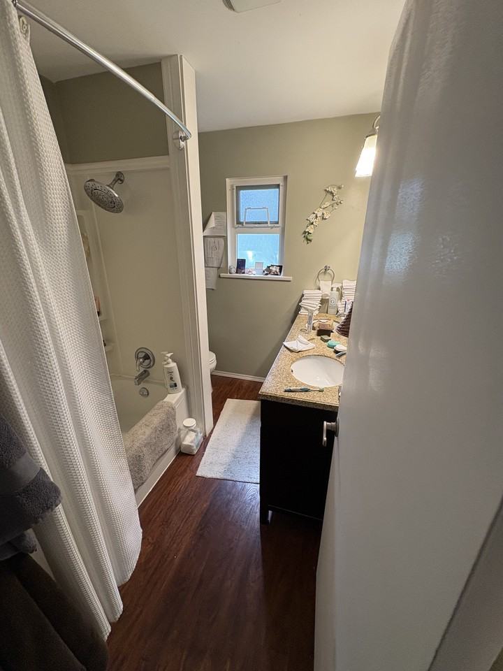 3232 Cook St Uppr - Photo 7 of 9