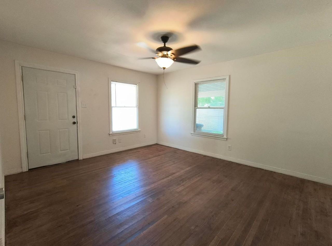 2102 Raney St - Photo 3 of 10