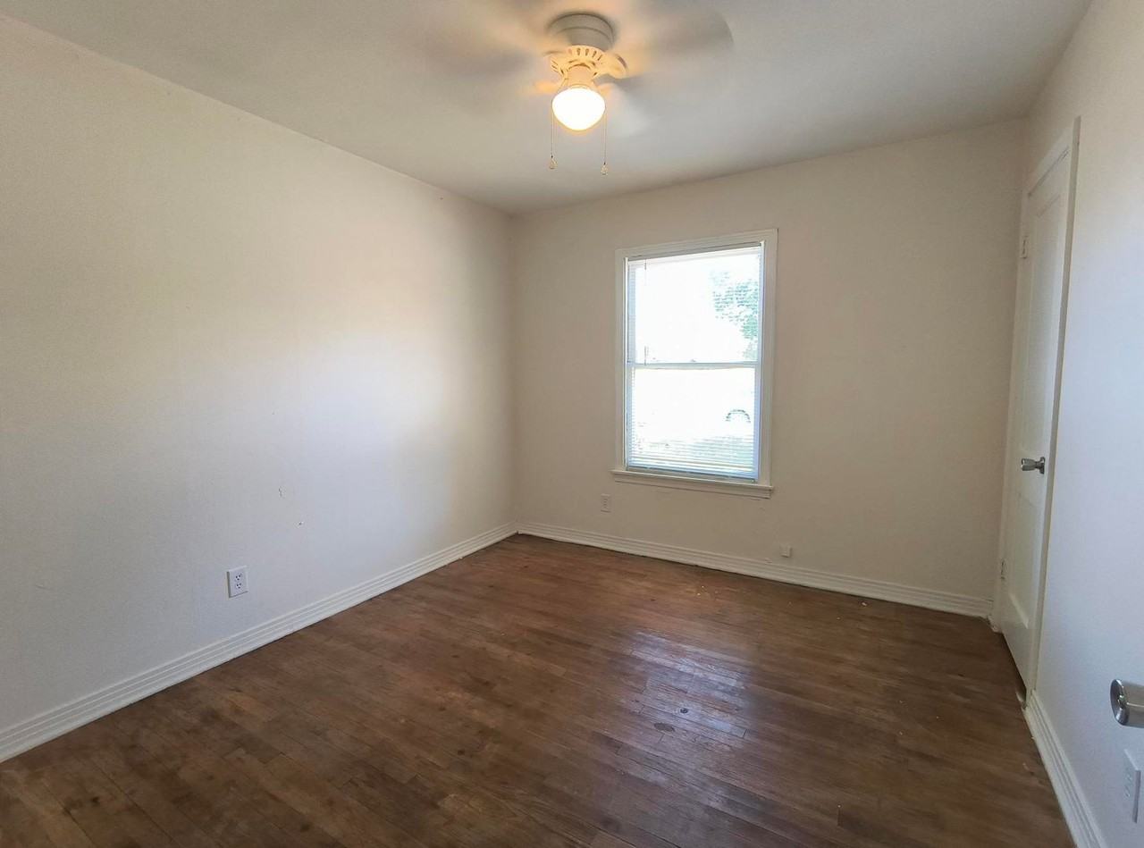 2102 Raney St - Photo 6 of 10