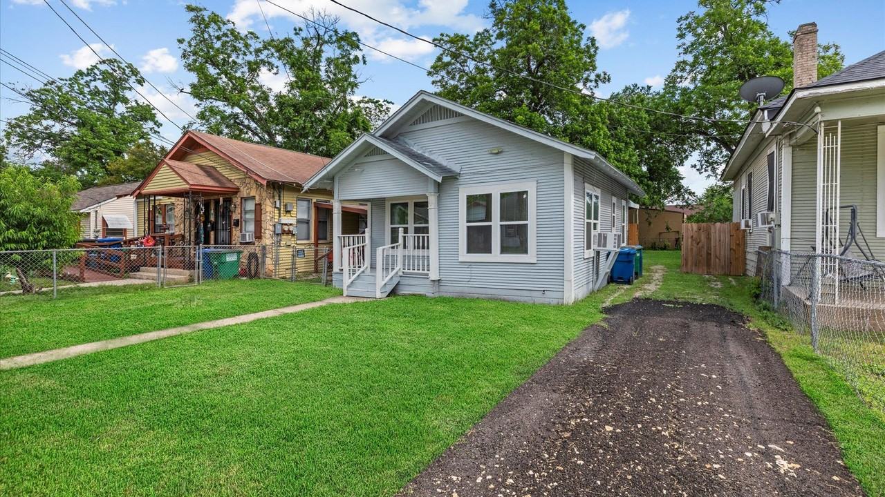 350 Barrett Pl - Photo 2 of 16