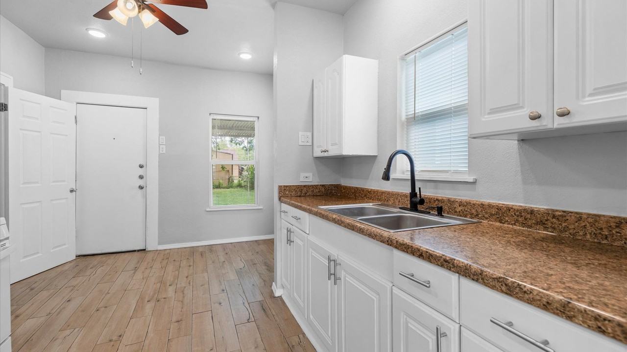 350 Barrett Pl - Photo 3 of 16
