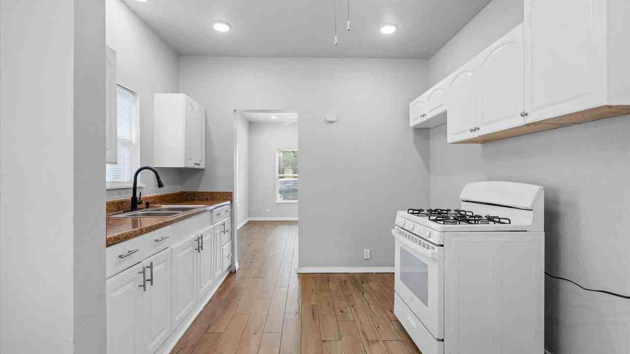 350 Barrett Pl - Photo 4 of 16