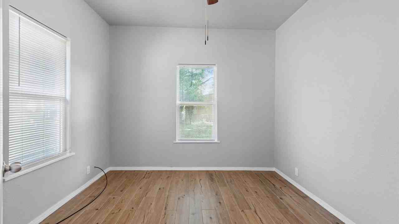 350 Barrett Pl - Photo 5 of 16