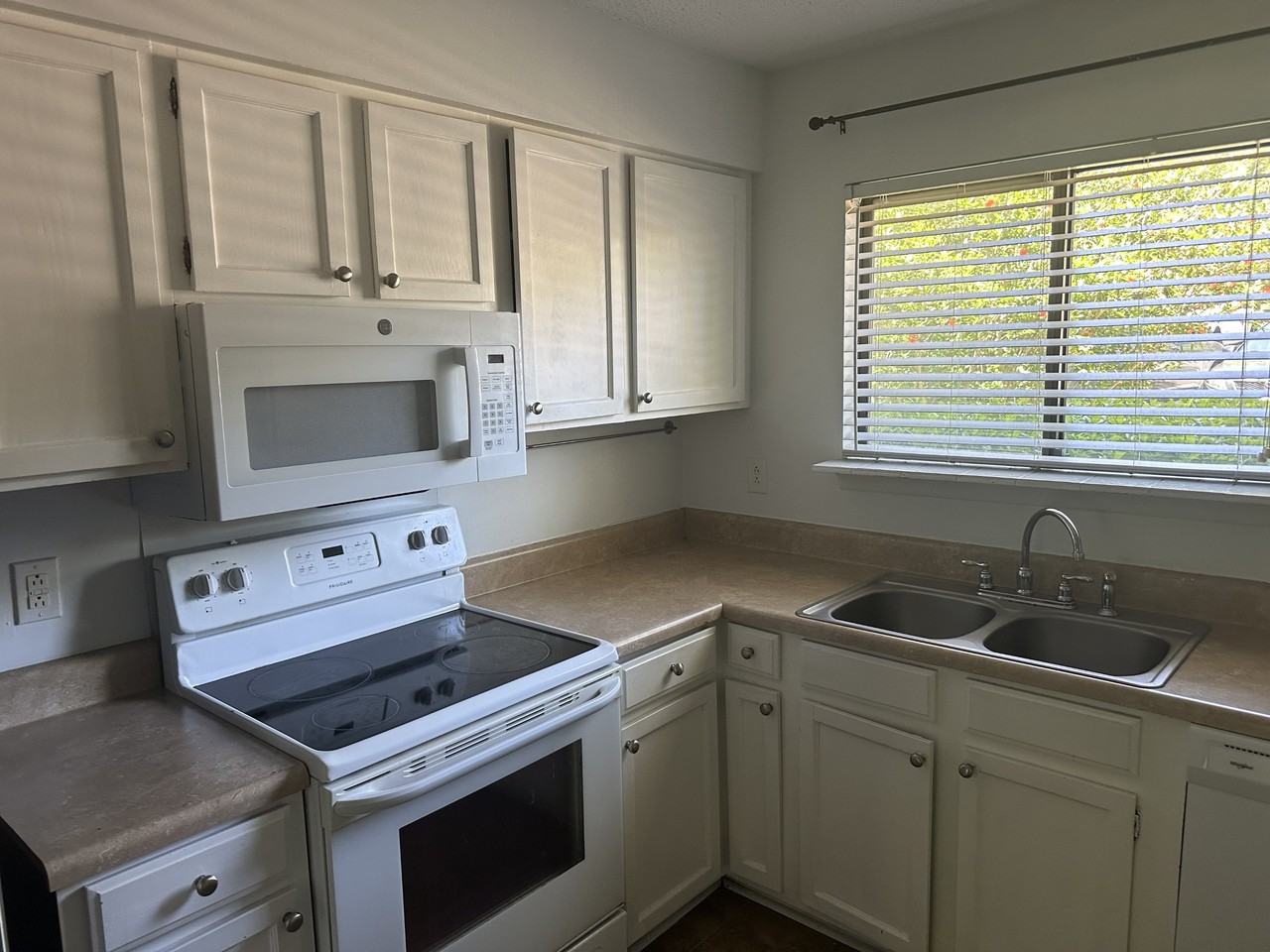 2900 Heathstead Pl #B - Photo 7 of 14