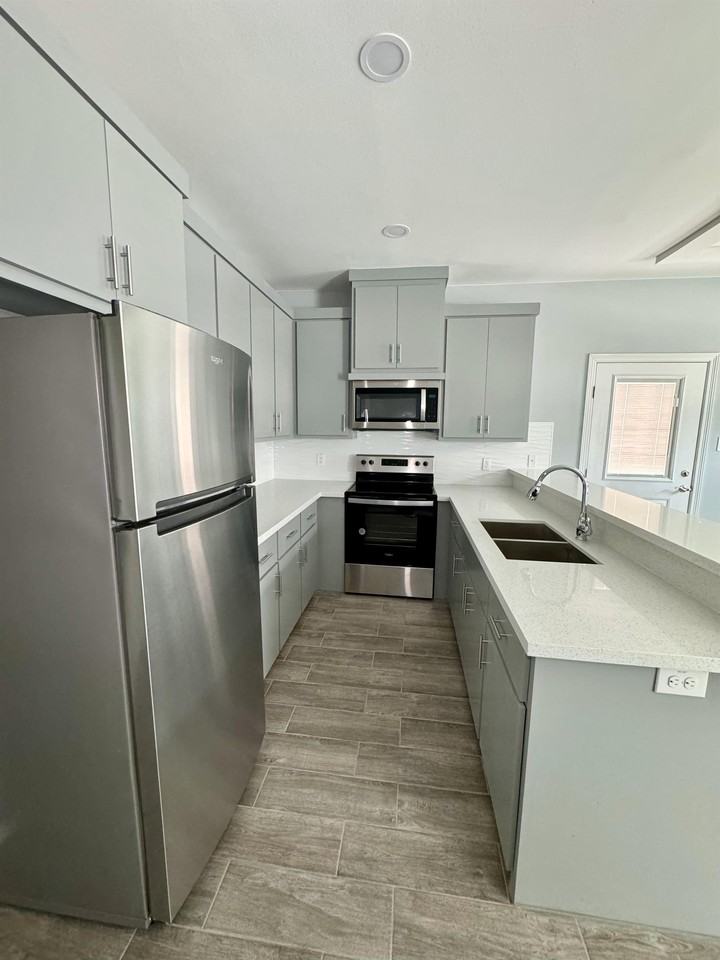 413 E Acacia St #2 - Photo 2 of 23