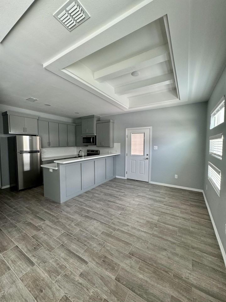 413 E Acacia St #2 - Photo 3 of 23