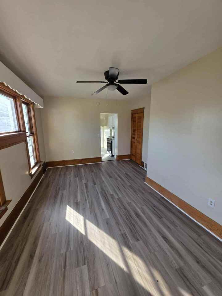 711-713 W 21st St 2nd Fl #713 - Photo 2 of 11