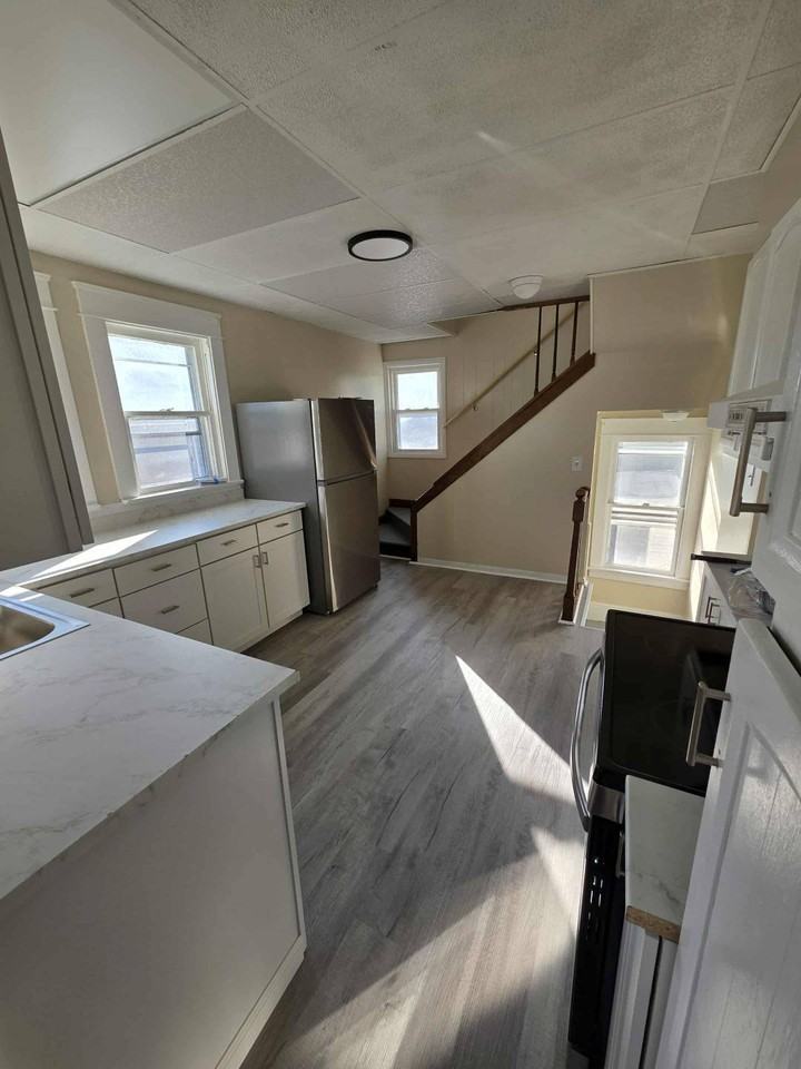 711-713 W 21st St 2nd Fl #713 - Photo 3 of 11