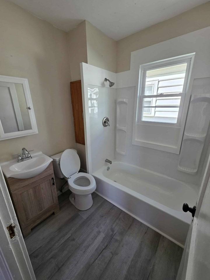 711-713 W 21st St 2nd Fl #713 - Photo 5 of 11