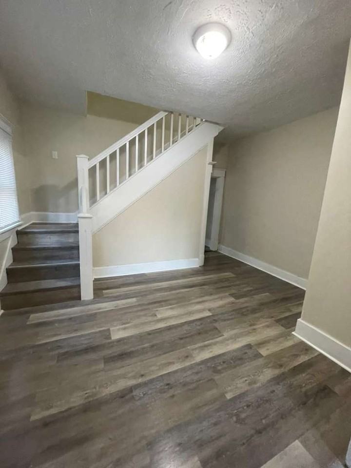 136 S 4th Ave #2 - Photo 3 of 17