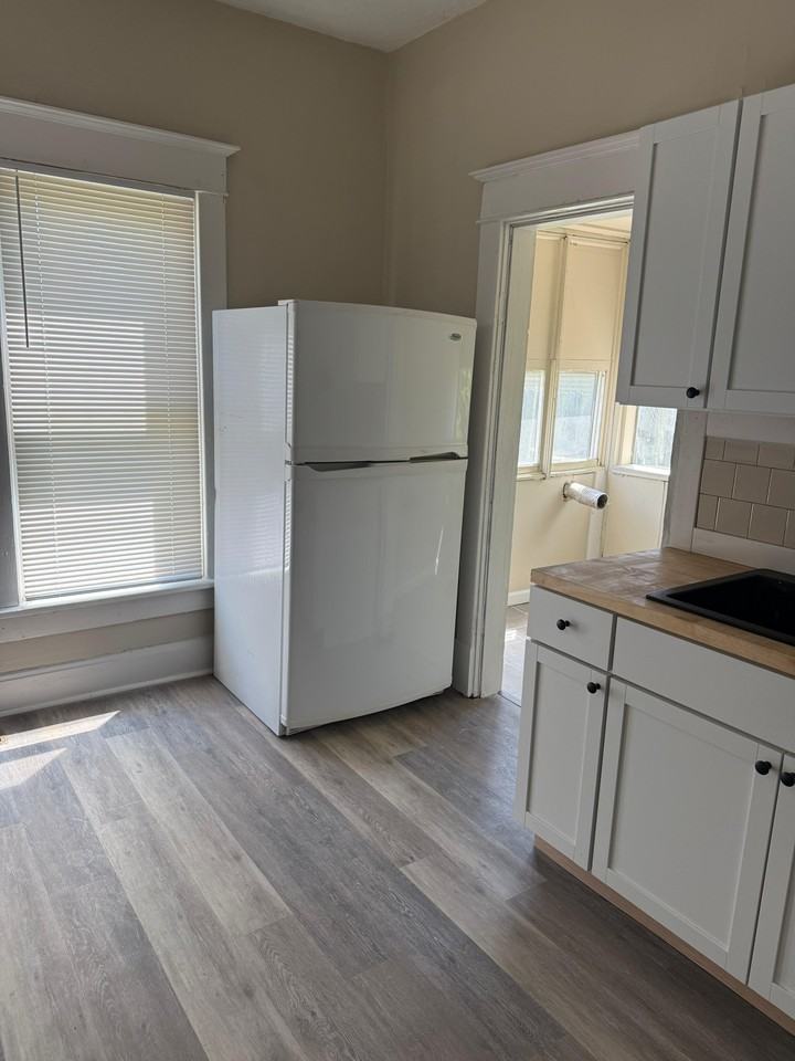 136 S 4th Ave #2 - Photo 4 of 17